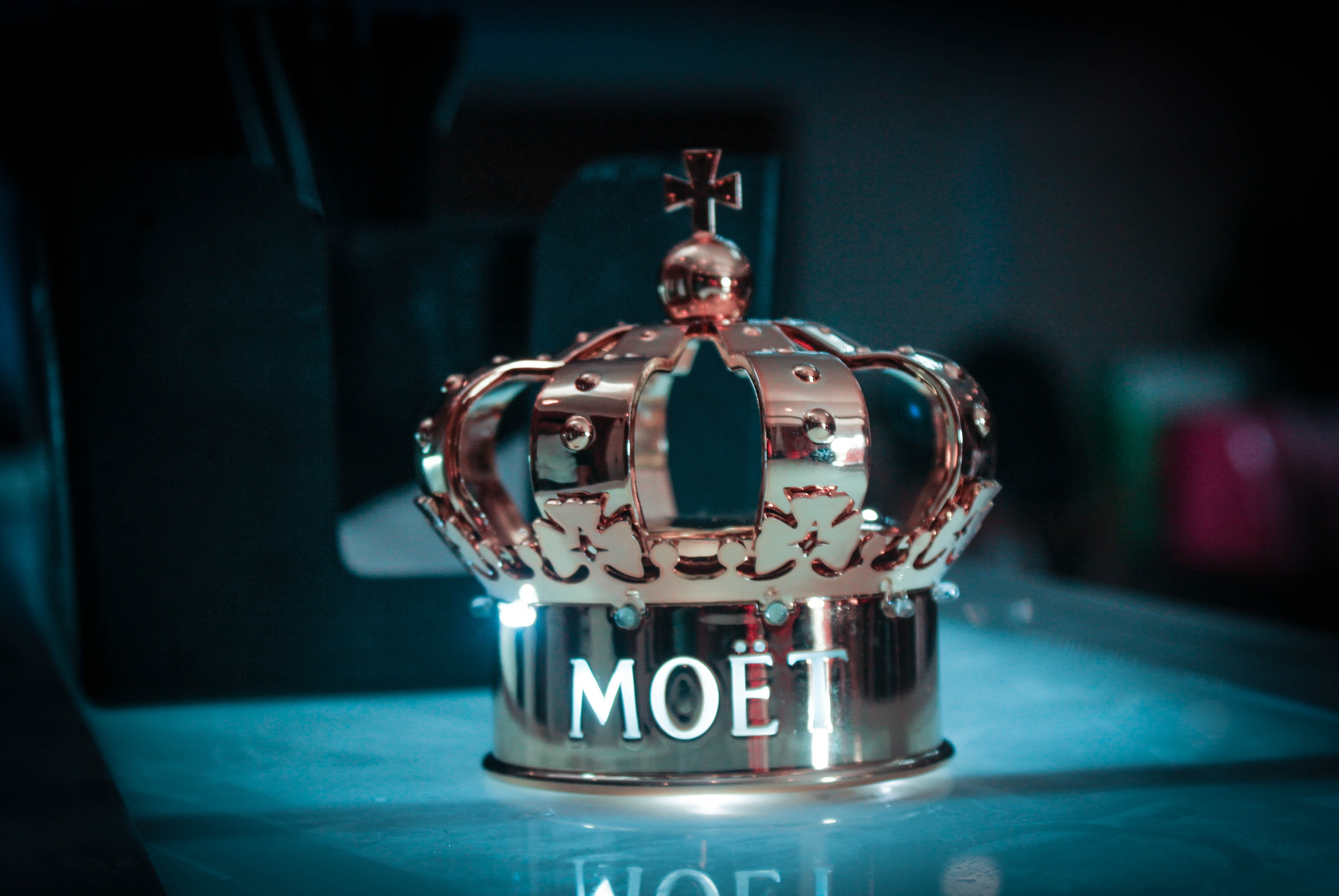 MOET crown
